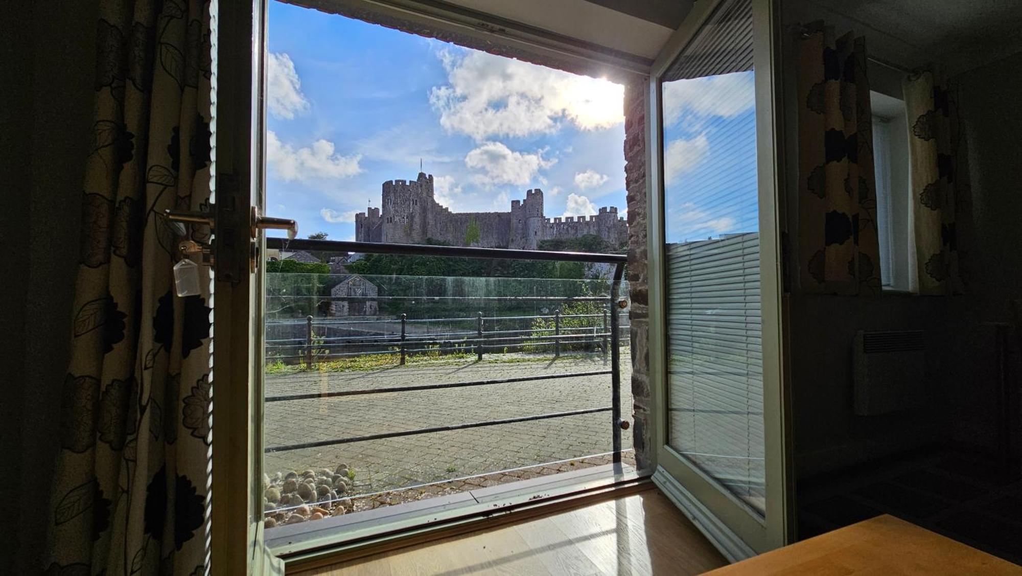 דירות פמברוק Castle Pond House מראה חיצוני תמונה